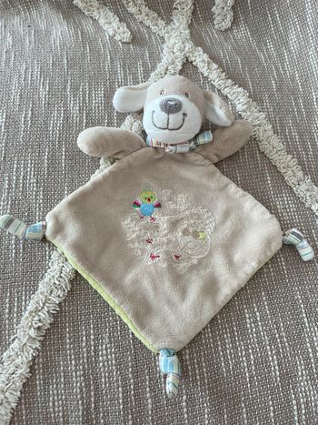 Peluche doudou plat Nicotoy chien beige et vert très bon état