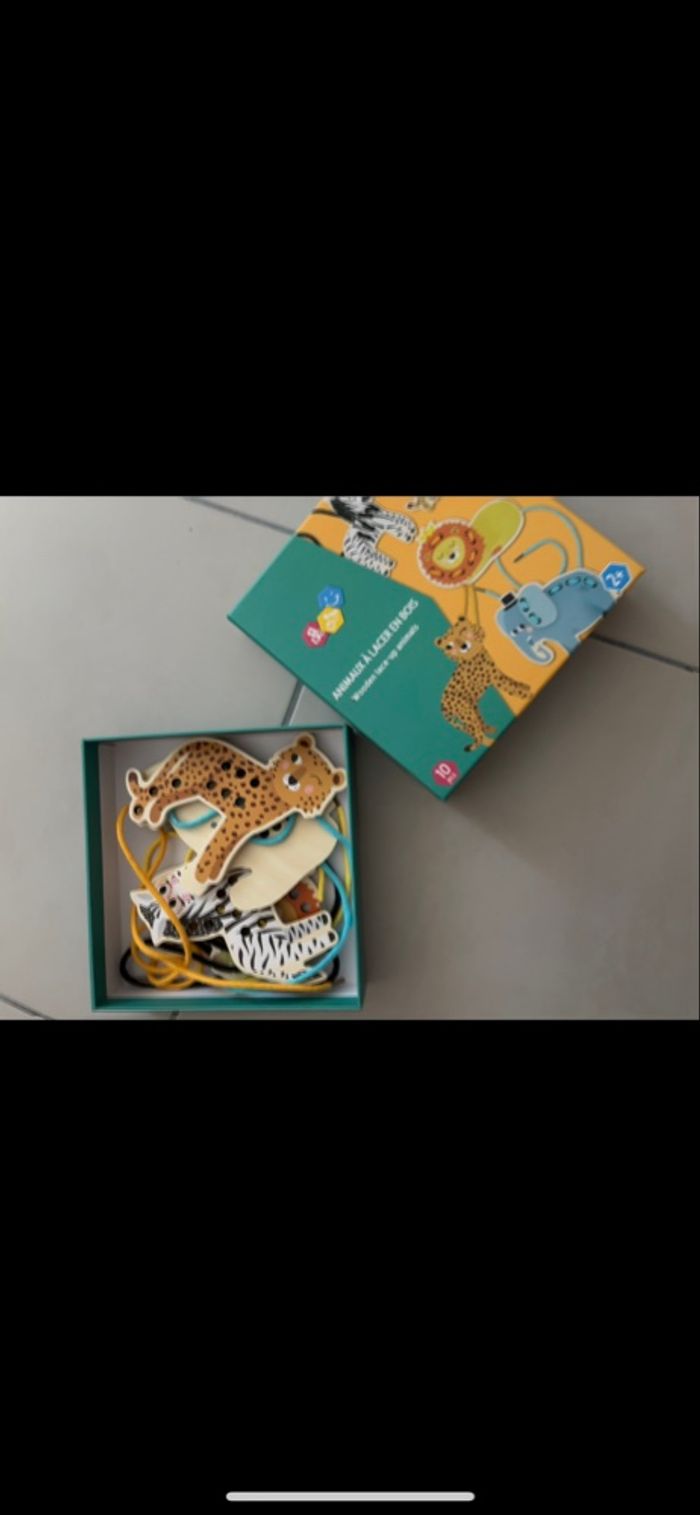 Animaux à lacets en bois