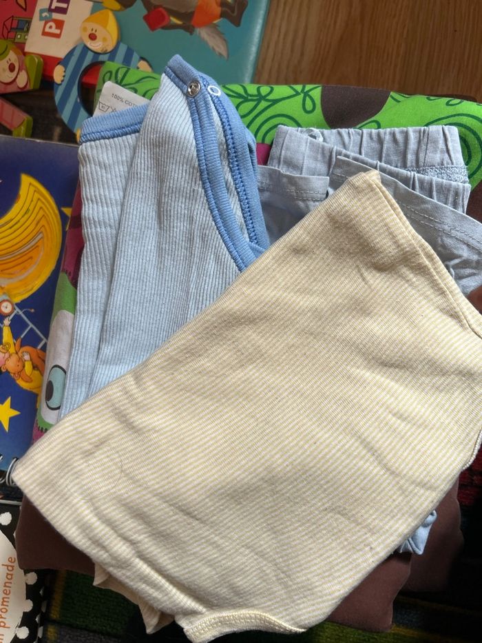 Mot 6/12 mois livres cartonnés décoration et quelques vêtements - photo numéro 5