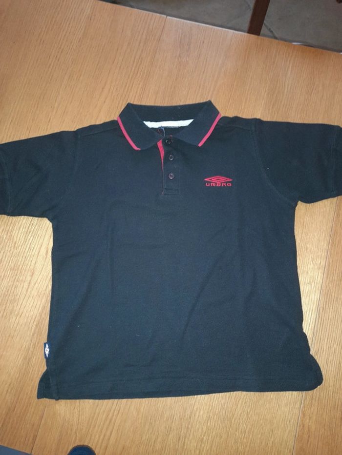 Polo Umbro noir et bordure rouge