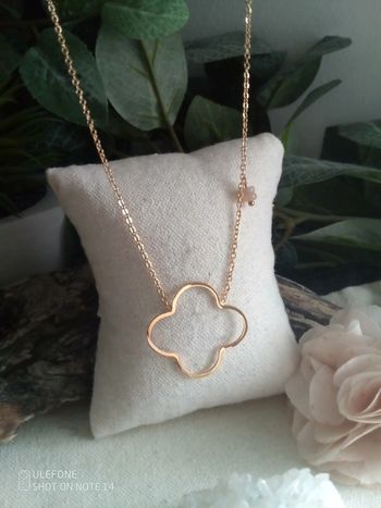 Collier porte bonheur trèfle à 4 feuilles et pierres du soleil