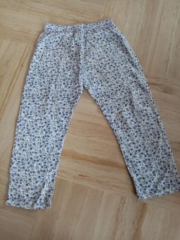 Pantalon 10 ans mais il est déjà trop court pour ma fille de 9 ans. Elle l'a porté à 8 ans.