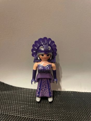 Playmobil figurine femme avec coiffe et robe violette