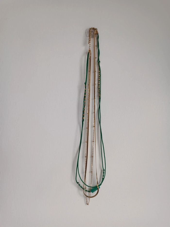Collier vert bouteille et doré en acier inoxydable Satine En très bon état - photo numéro 3