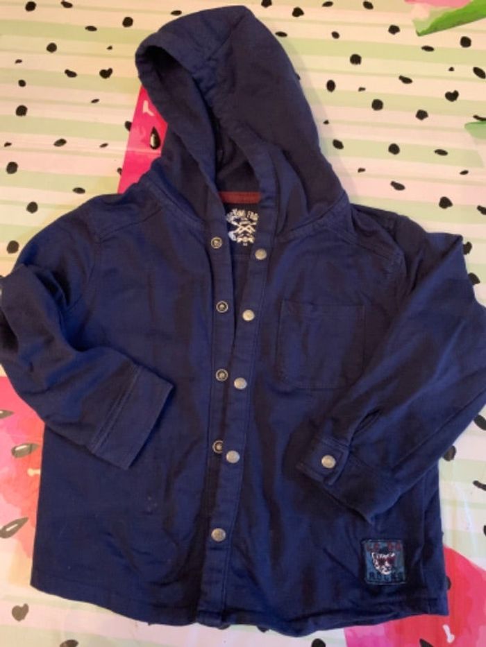 Gilet avec bouton pression et capuche (non amovible)