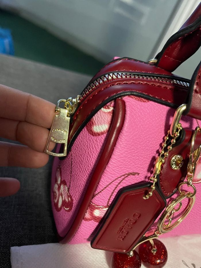 Sac Coach cerise et porte clé - photo numéro 5