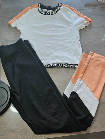 Ensemble t shirt et leggings de sport