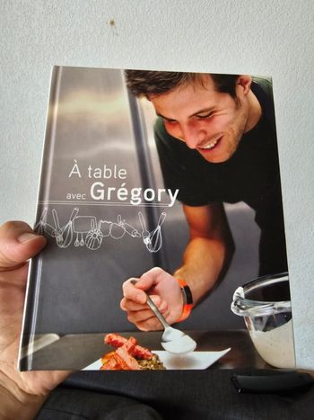 Livre de cuisine à table avec gregory