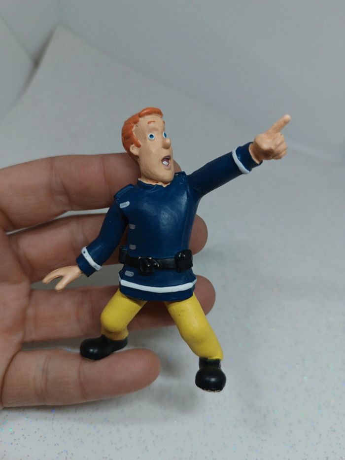Figurine figura personnage miniature petite small sam pompier fireman montre doigt finger comansi - photo numéro 2