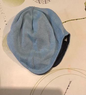 Bonnet bleu ciel et marine taille44 soit environ 6 mois