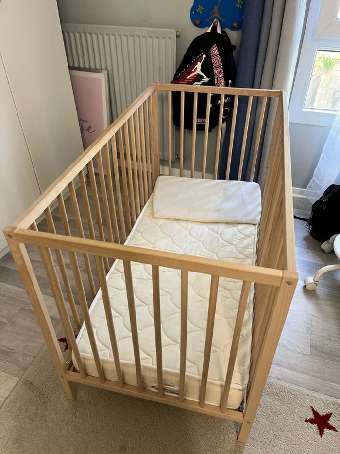 Lit Bébé IKEA et son matelas coton bio. Vertbaudet