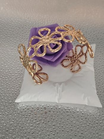 Bracelet manchette ajustable avec ses fleurs en acier inoxydable