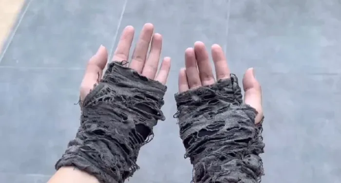 Gants style déchirés, gris et noirs, style Gothiques - photo numéro 2