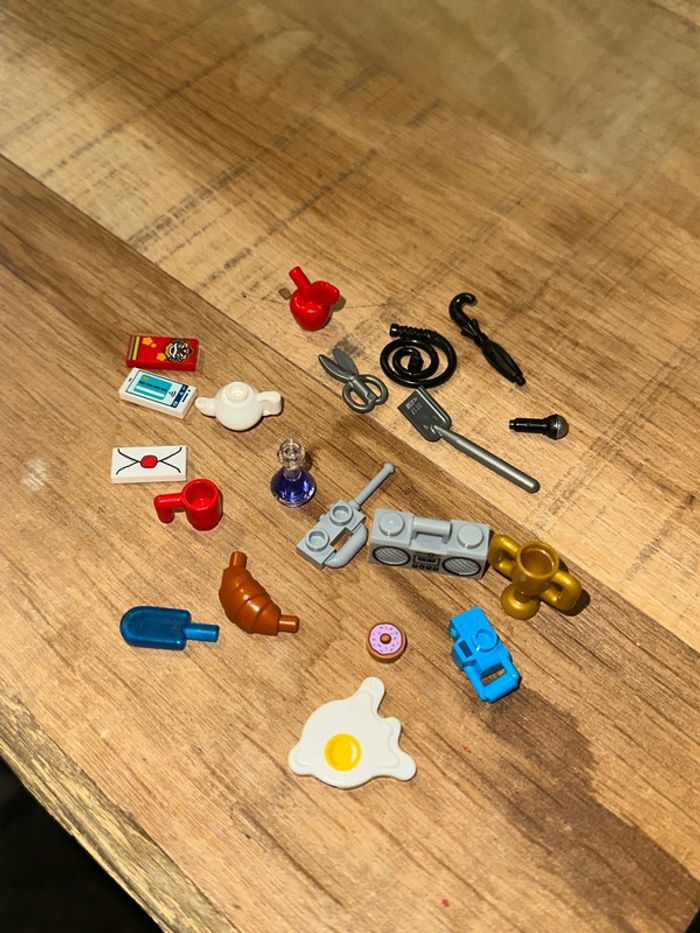 20 accessoires divers lego pour figurines