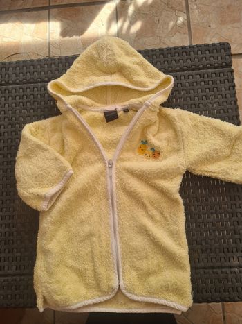 Cape,  veste de bain. Fermeture éclair. Carré blanc. 1 an. Jaune pâle