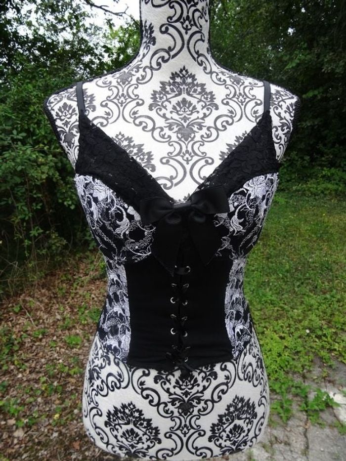 Débardeur fin noir dentelle blanche Taille 38