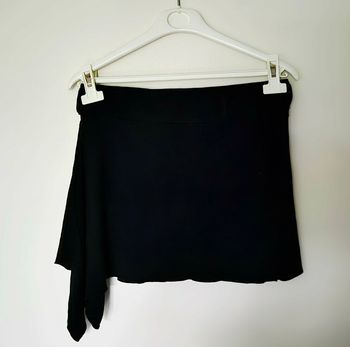 Mini-jupe noire asymétrique - Marque Spot - Très bon état