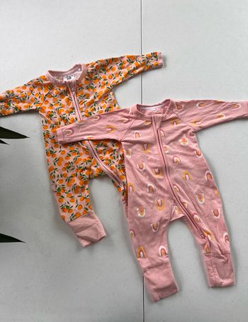 Lot de deux pyjamas zip fermeture éclair dim neuf taille 1 mois