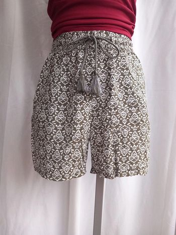 Shorts à fleurs blanches