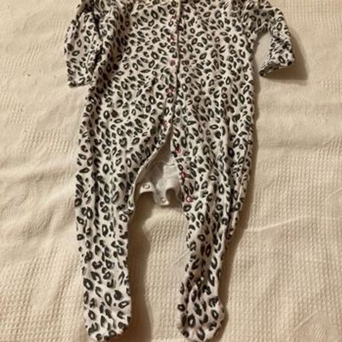 Lot pyjamas en 6/9 mois - photo numéro 2