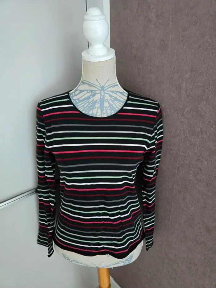 Tee-shirt Alain Manoukian taille 3 qui correspond à une taille 38 neuf