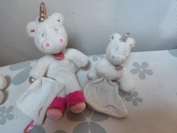 2 doudous licornes