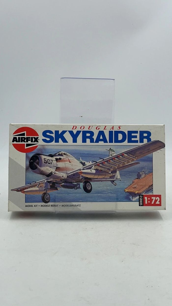 Maquette modèle réduit Air Fix Douglas Skyraider US Navy 1:72