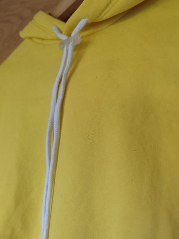 Pull jaune à capuche - photo numéro 2