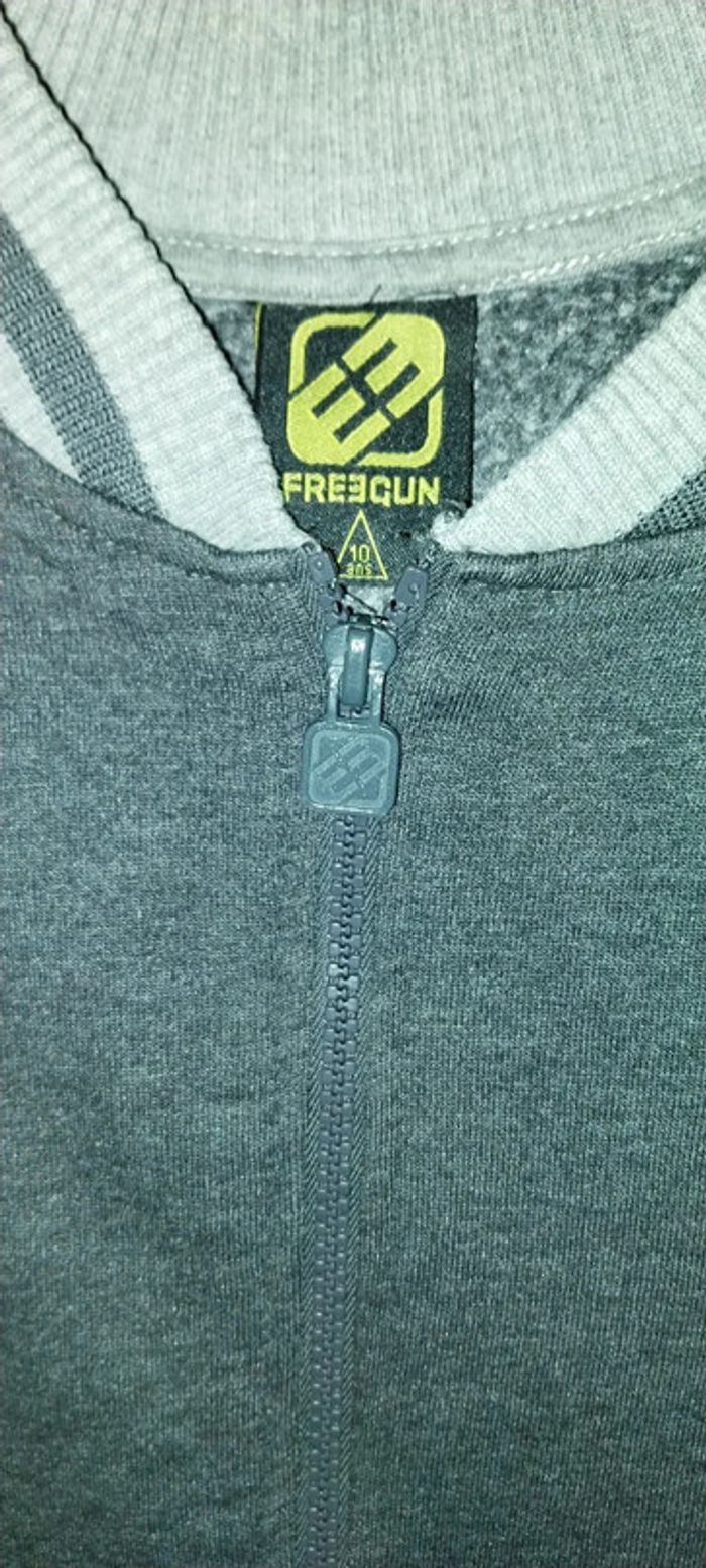 Veste / sweat zippé gris by Freegun état neuf Taille 10 ans - photo numéro 2