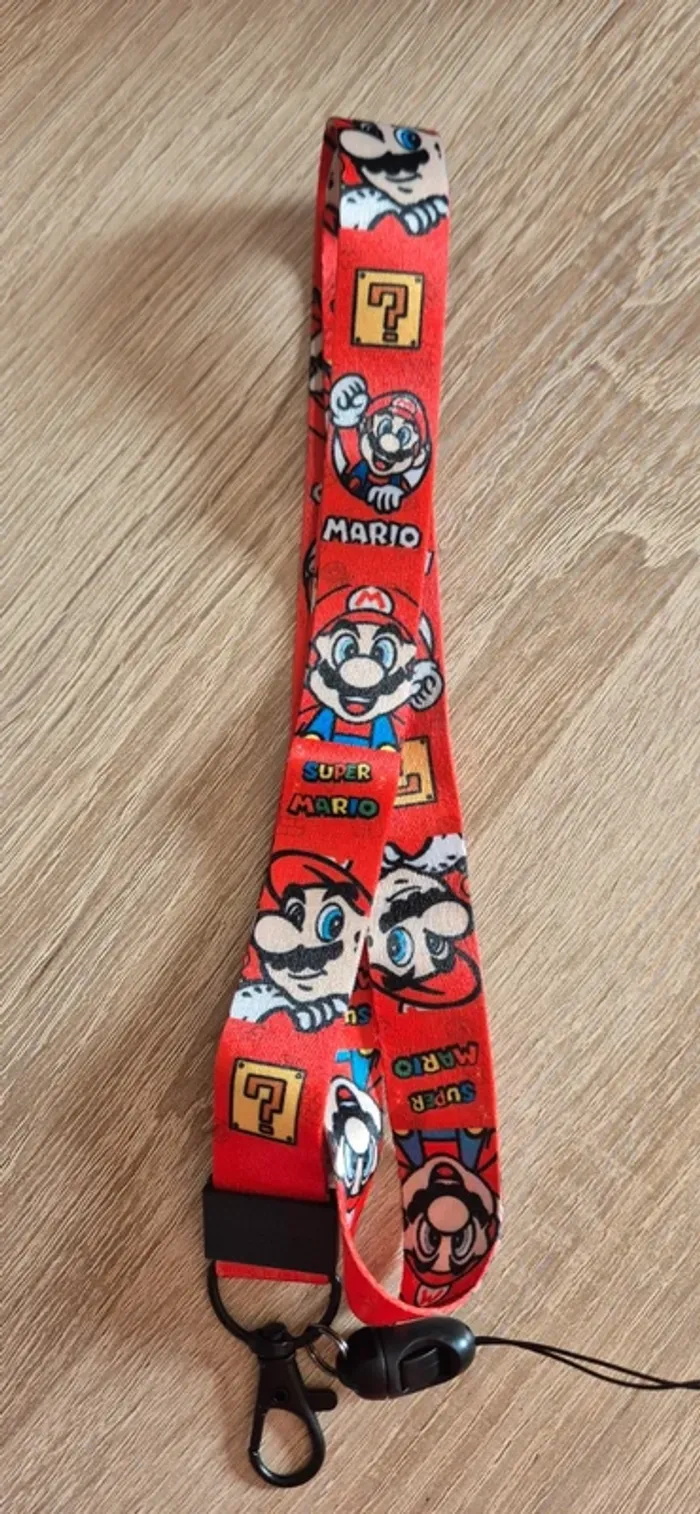 Porte carte d'identité Super Mario  avec une lanière fantaisie. - photo numéro 3