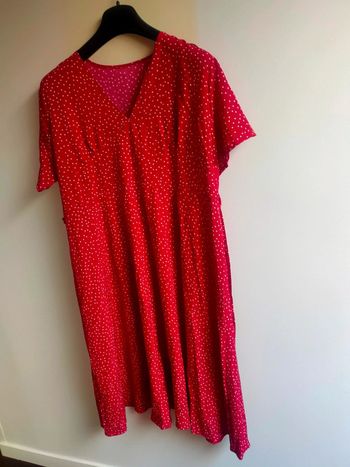 Robe rouge à pois blanc