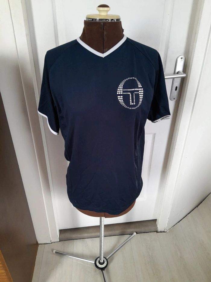 Tee shirt col V Sergio tacchini très beau logo