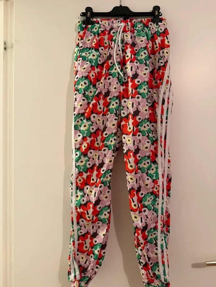 Jogging adidas à fleur en très bon état taille XS