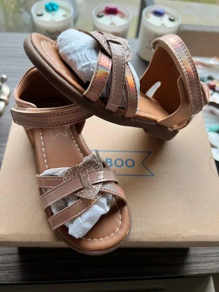 Sandalettes Friboo rose nacrées et pailletées 28 neuves