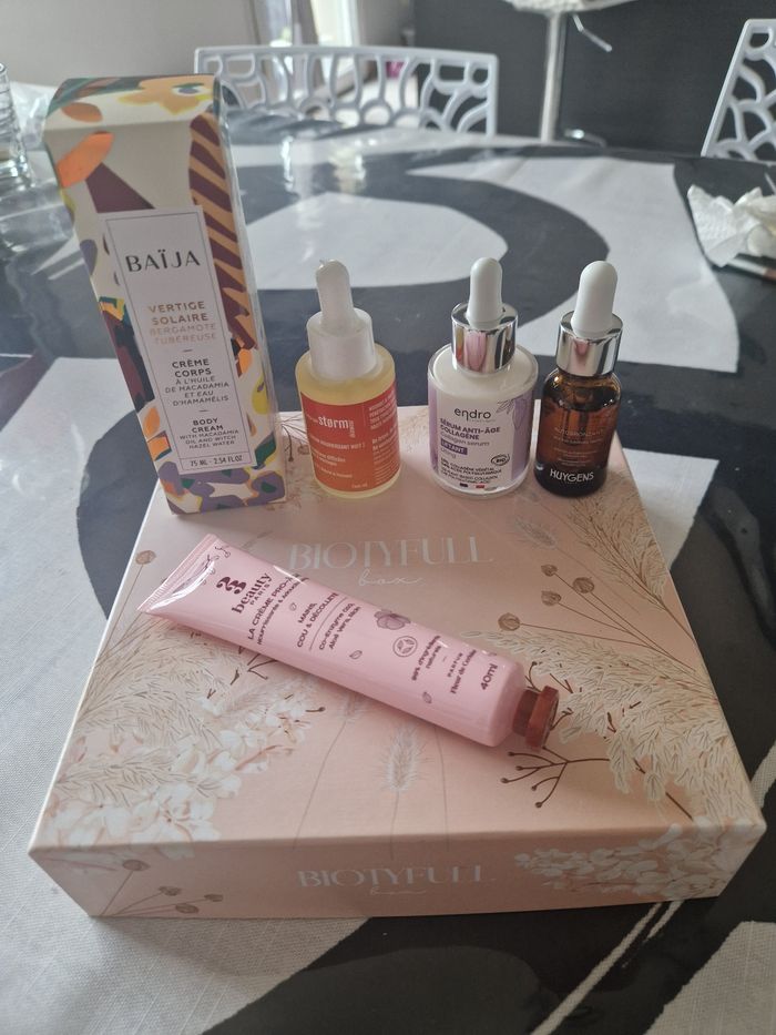 Lot produits de beauté visage et corps Biotyfull  box blissim prescription lab glowria