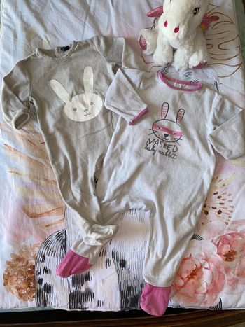 Lot 3 pyjamas, taille 9 mois, marque Kiabi.