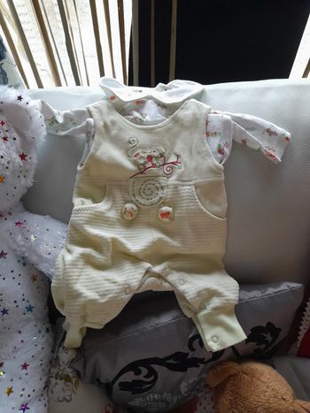 2 jolis ensemble et  1 pyjama