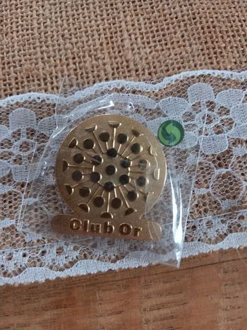 Pin's Club Or Tupperware