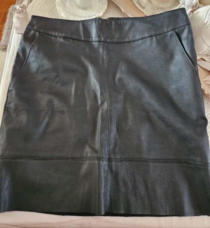 Jupe courte simili cuir noire Only Taille 36 Neuve - photo numéro 3
