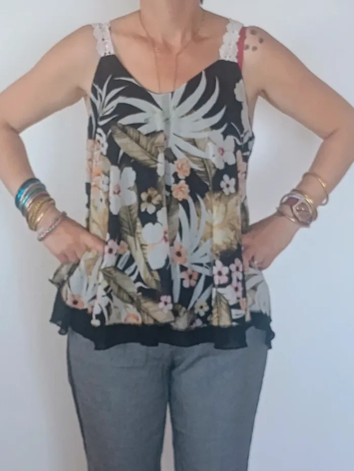 Top fluide tropical noir à fleurs – bretelles dentelle, dos nu