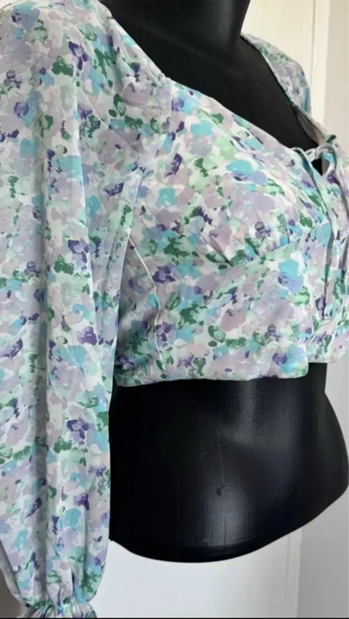 Blouse courte fleurie neuve - photo numéro 2