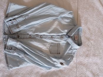 Chemise pour garçon Jean magnifique Martin pas l'oeil taille 6 ans 116 cm avec petite fleur dorée sur la manche gauche avec magnifique bouton voir photos