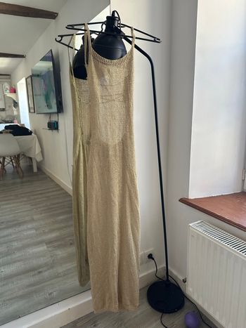 Robe dorée ouverte dans le dos 