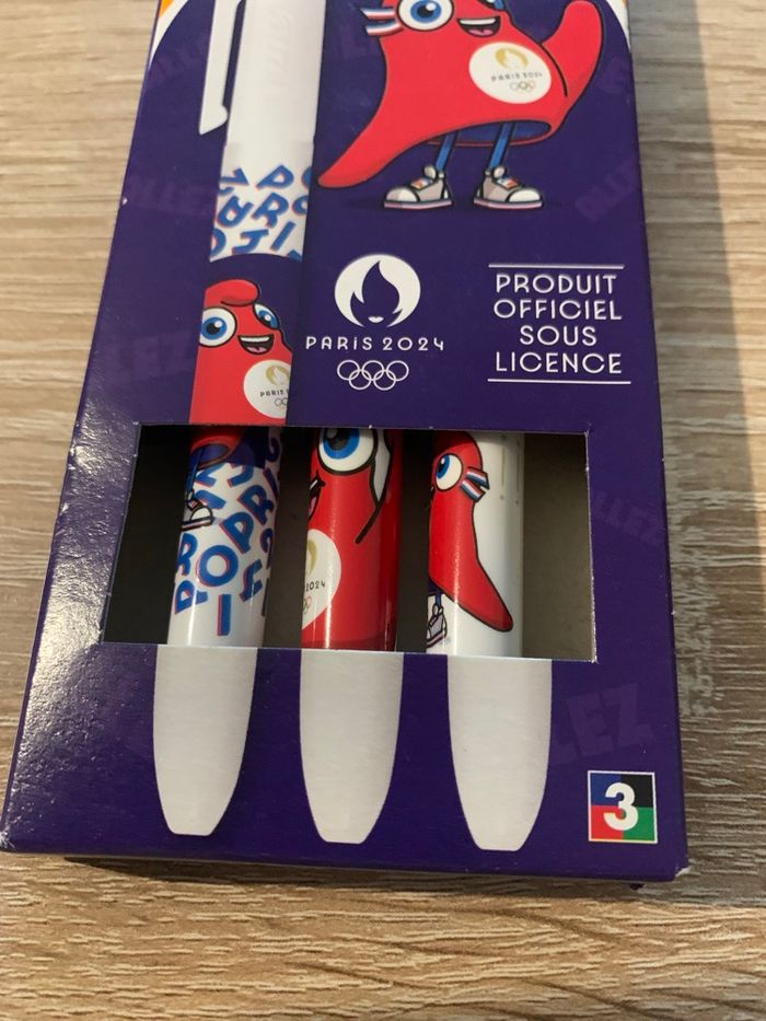 3 stylos 4 couleurs bic  phyge JO De paris 2024 - photo numéro 3