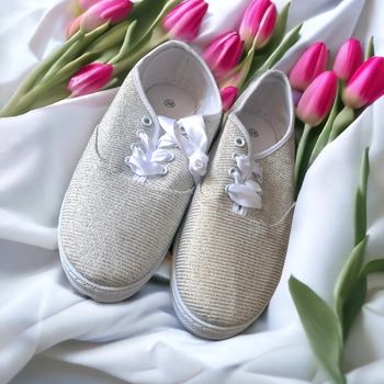 Sneakers argentées p. 38