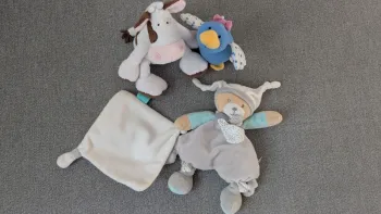 Lot doudou et peluches vache et oiseau