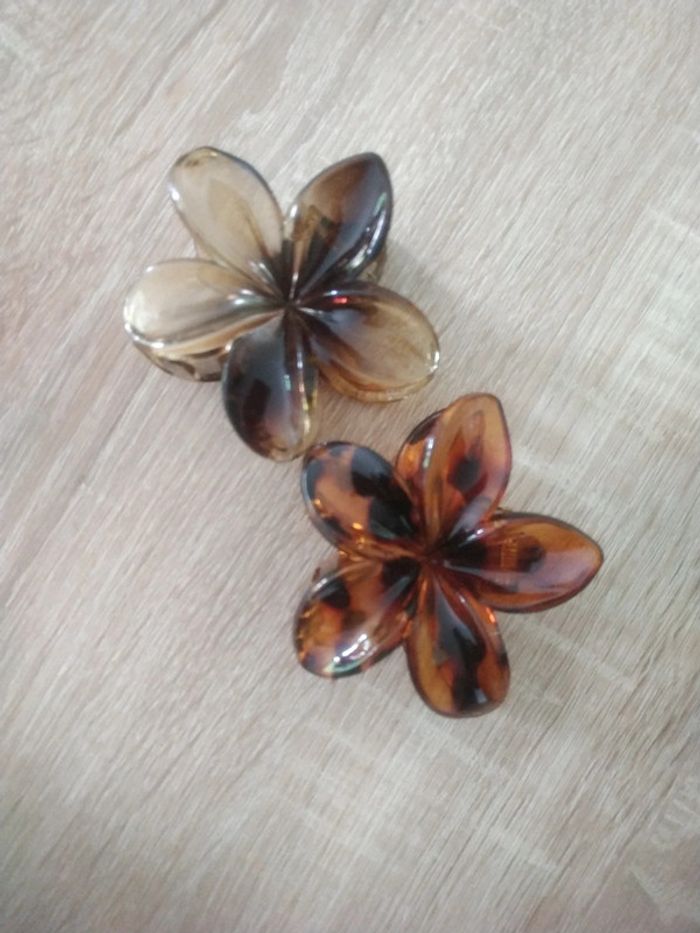 Deux pinces fleurs