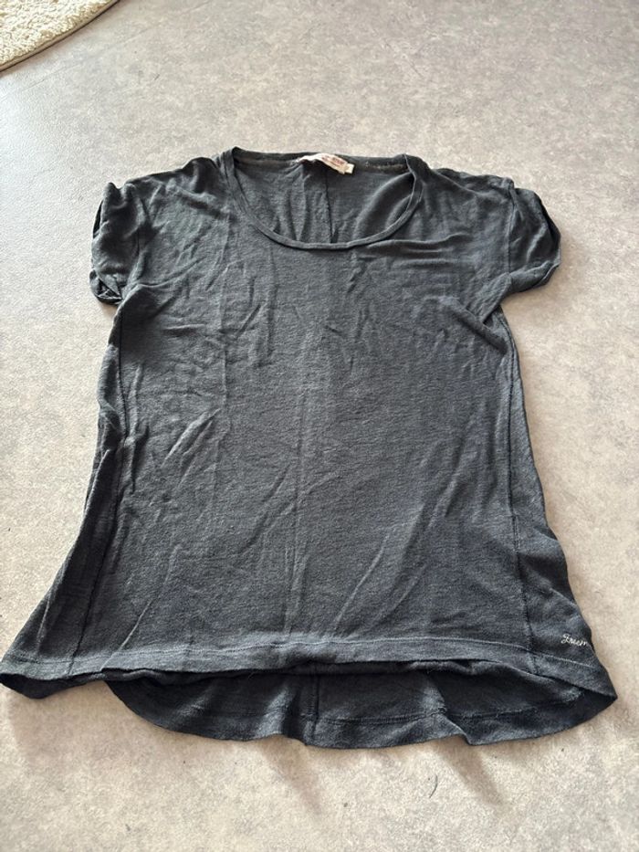 t-shirt gris