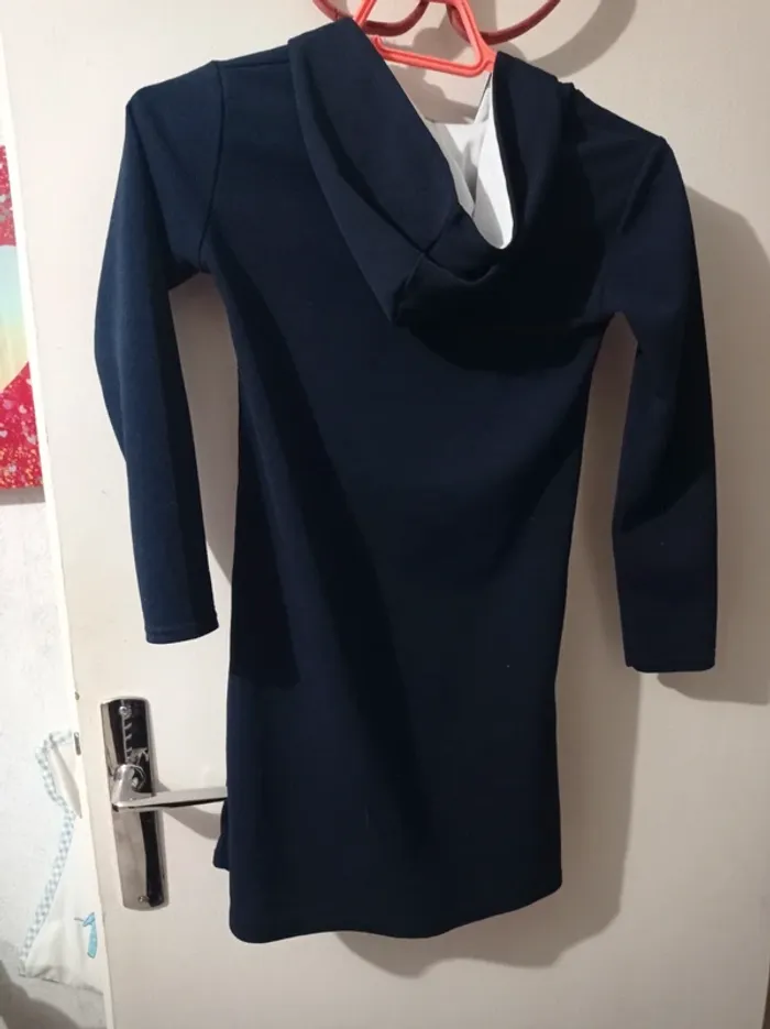 Robe bleu marine avec capuche - photo numéro 2
