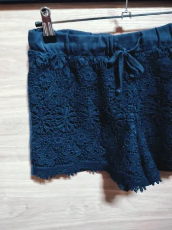 Short bleu foncé, dentelle sur le devant